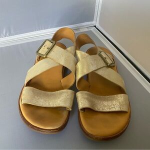 Kork Ease Sz 7 gold sandals